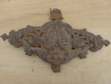 plaque métallique décor ancien trouvé sur tête de lit métallique Décor fronton