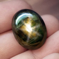 Saphir marron verdâtre très légèrement étoilé en cabochon ovale de 49.12Cts