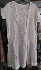 Ancienne tenue/robe de tennis blanche, ajourée, boderies, 2 plis devant et dos