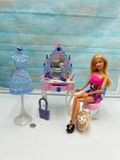 Barbie et l'ensemble coiffeuse, accessoires , mannequin et chaise + son chat