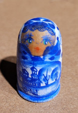 Dé  à coudre en bois peint, motif poupée russe, fleur, paysage bleu