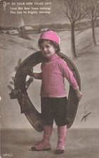 CP ENFANT BONNET ROSE AVEC GRAND FER A CHEVAL