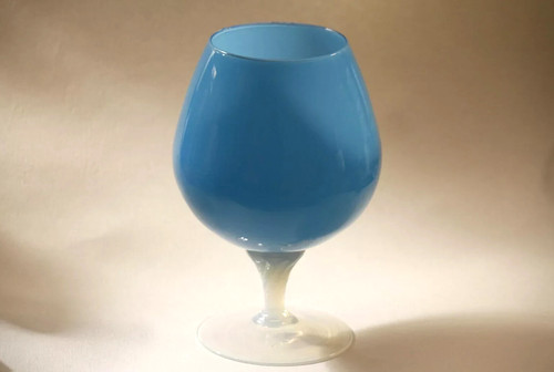 Grand verre vase opaline bleue