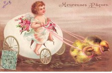 MIKI-DP6-017- ANGE ANGELOT HEUREUSES PAQUES BEBE SUR UN CHARIOT EN FORME DOEUF