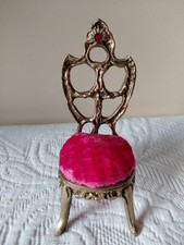 Ancienne petite chaise décorative en métal doré – siège en velours rose – 11 cm