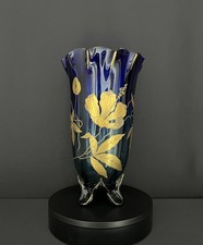 Vase en verre bleu cobalt avec décor floral doré en relief