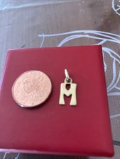 Pendentif or 18 carats Lettre M. 0,56 gr. Ht avec boucle 1,5 Cm, Larg 0,6 Cm