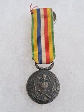 Une réduction miniature médaille " ASSOCIATION DES ANCIENS OFFICIERS ".
