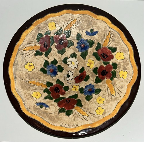 Rare plat pied - pied, signé