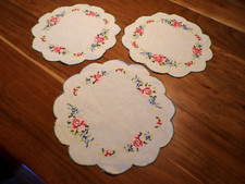 Linge ancien  Lot de 3 Napperons  lin blanc brodé a la main de fleurs