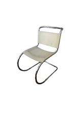chaise cantilever de Mies Van der Rohe en acier tubulaire chromé et cuir blanc