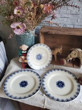2 assiettes plates et 1