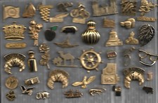 lot de 43 pin's dorés (fleurs,animaux,sports,parfums,voitures.......)