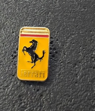 Pin’s Sport Automobile Ferrari Logo Cheval se portant à la Boutonnière (524)