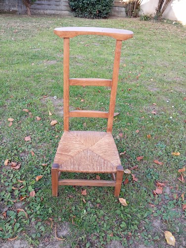 Ancienne chaise prie - ancienne,