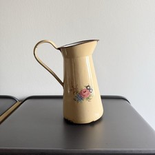 Pichet en émail - Ancien broc émaillé , années 1960, beige décor floral