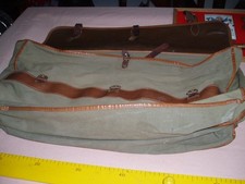 ANCIEN SAC DE CHASSE EN SKAI ET TISSUS et son TABOURET .