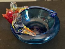 CENDRIER MULTICOLORE EN VERRE EPAIS OU CRISTAL ? DECOR FLEUR ET OISEAUX