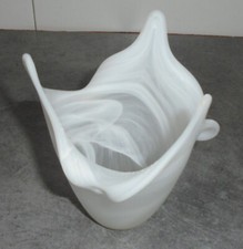 VINTAGE 1 TULIPE en VERRE ou PATE de VERRE BLANC OPAQUE STYLE FLEUR ou FLAMME