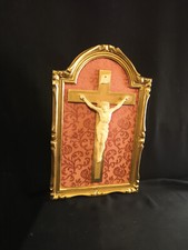 Christ en croix dans son cadre sculpté et doré milieu 20e siècle
