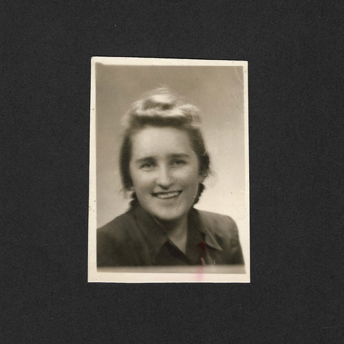 Jeune femme souriante - , portrait