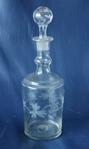 Belle petite carafe - belle, gravée