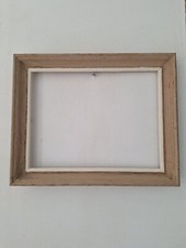 Antique picture frame in wood. beige Cadre photo ou tableau ancien en bois