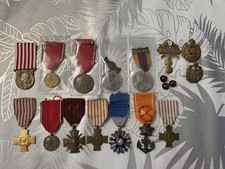 Lot de 16 insigne et médaille