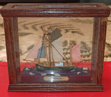 MAQUETTE DE BATEAU THONIER EN BOIS dans une mini vitrine