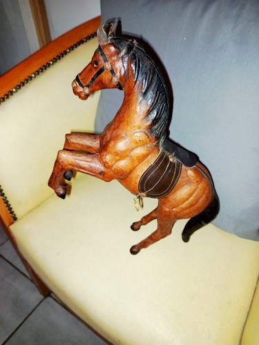 Grand cheval tout cuir - en,