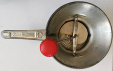 Ancien passe légumes vintage en métal et plastique rouge marque SGDG breveté