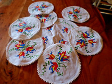 Linge ancien lot de 8 napperons ronds avec fleurs brodées