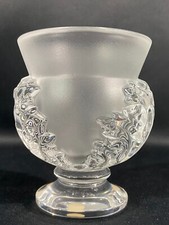 Vase sur piedouche à décor