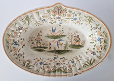 Ancien plat en faience de Moustiers, peint, Olerys Laugier, 18 eme siècle.