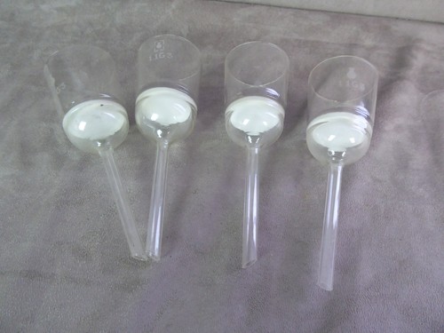 Quatre entonnoirs verre - en,
