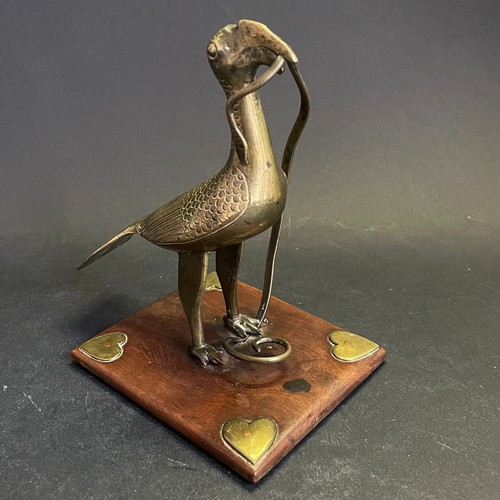 Oiseau avec serpent dans - un,