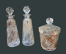 BACCARAT. Partie de nécessaire de toilette, modèle « Serpentine »  en cristal.