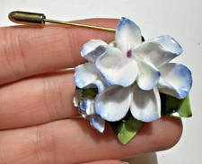Britannique Vintage Peint OS Chine Bâton Broche Blanc Bleu Œillet Broche Fleur
