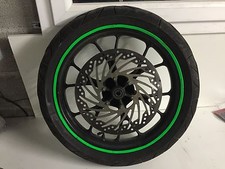 UNE JANTE ROUE AVANT NOIR AVEC DISQUE ET PNEU POUR MOTO DERBI 125 GPR NUDE 2007