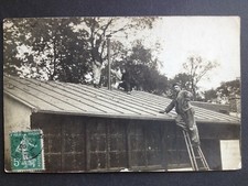Carte Postale Photo Service MILITAIRES SOLDATS Uniforme toit Tuyau de Poele