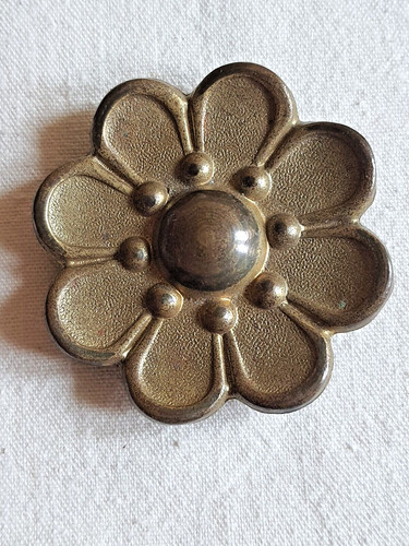 Cache clou ancien - rosace, fleur