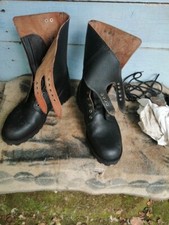 Chaussures Une Paire De Rangers Taille 43. etat moyen