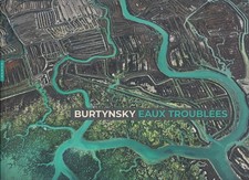 Edward BURTYNSKY. Eaux troublées. Editions Hazan, 2021.