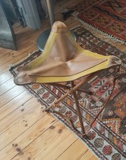 Ancien siège pliant .Trépied .Bretelle. Cuir. Métal. Nature. Pêche. Chasse.