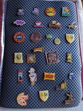 Collection de 102 pin's années 90  dans classeur
