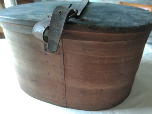 Boite chapeau bois dans - a, en