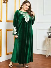 Robe en velours vert émeraude avec broderie florale sur le buste et les manches