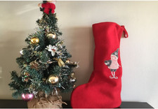 Sapin de Noël décoré et botte du Père Noël