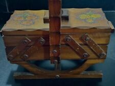 ANCIENNE PETITE TRAVAILLEUSE  BOIS SUR PIED PLATEAU SCULPTE DECOR ROSES