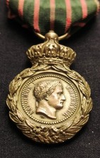 RARE MÉDAILLE DE SAINTE HÉLÈNE DORÉE + CROIX INTACTE NAPOLÉON EMPIRE, BEAU RUBAN